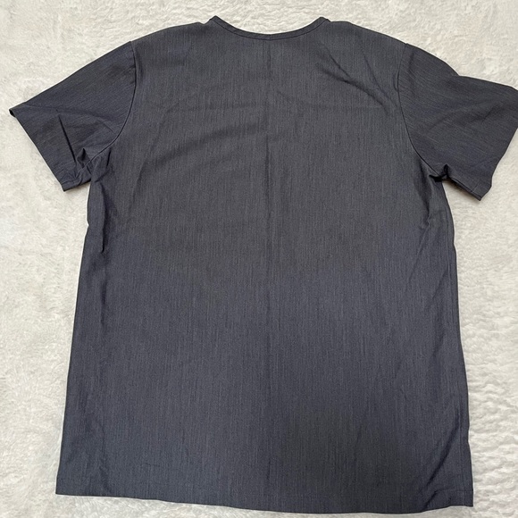 FIGS men’s two pocket scrub top - Picture 3 of 3